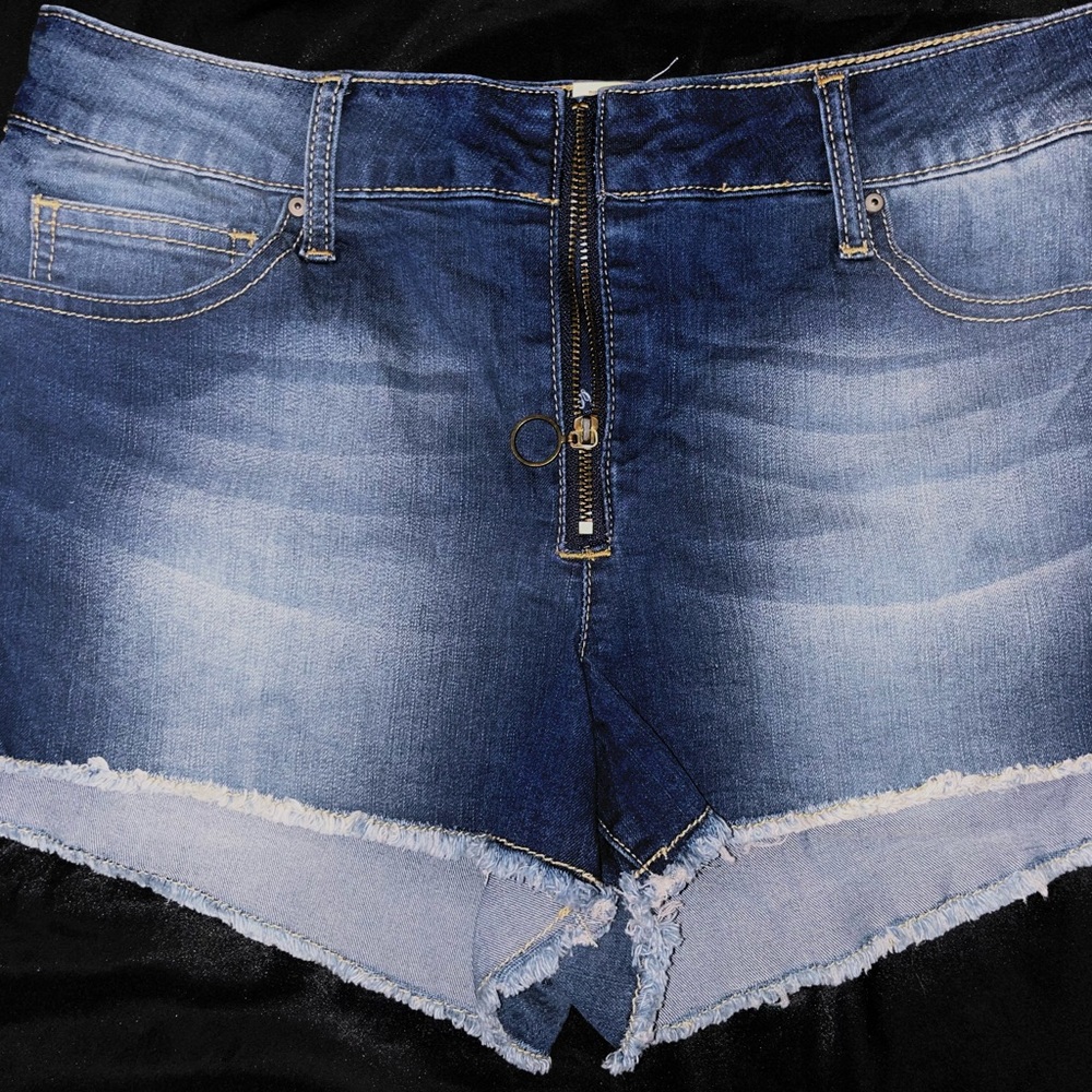Sky and Sparrow Cut Off Jean Shorts
Pull Up Zipper Front Closure
